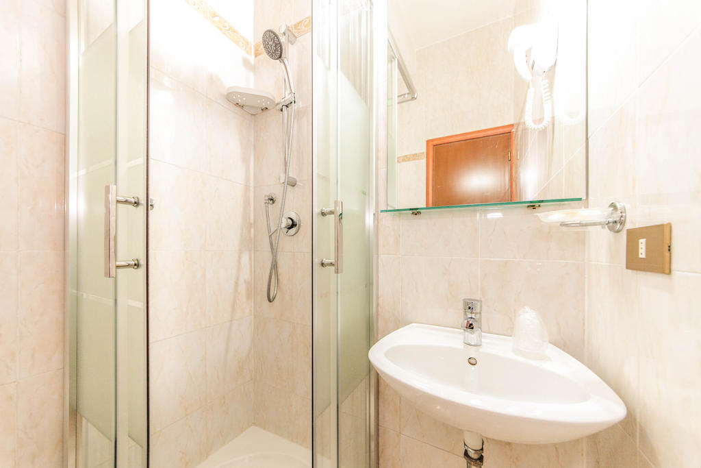 Downtown Accommodation Рим Екстериор снимка