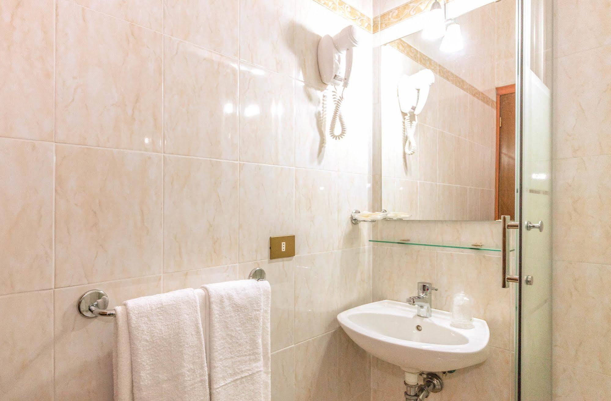 Downtown Accommodation Рим Екстериор снимка